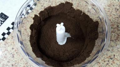 1．奥利奥巧克力饼干碎，放入料理机中打成饼干末。