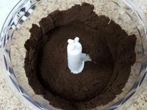 1．奥利奥巧克力饼干碎，放入料理机中打成饼干末。