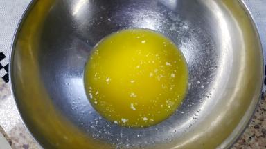 2．融化黄油为液态。