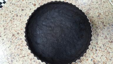 4．将混合好后的饼干末，放入派模中，制作派底（此步比较难，操作要有耐心）做好后放入冰箱冷藏备用。