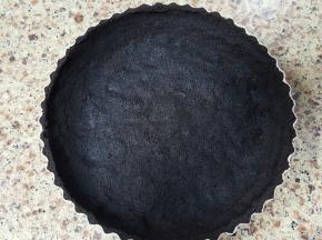 4．将混合好后的饼干末，放入派模中，制作派底（此步比较难，操作要有耐心）做好后放入冰箱冷藏备用。