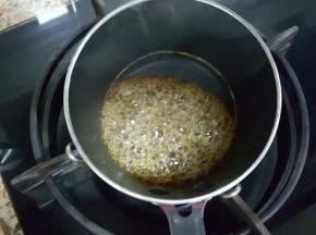 5．开始制作焦糖香蕉，砂糖放入奶锅中，加入水，中小火熬至呈淡褐色。