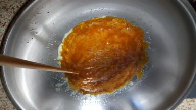 6．倒在微开的淡奶油中，用筷子不断的搅拌，此时会有大量的气泡蒸汽冒出，防止烫伤。