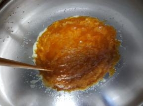 6．倒在微开的淡奶油中，用筷子不断的搅拌，此时会有大量的气泡蒸汽冒出，防止烫伤。