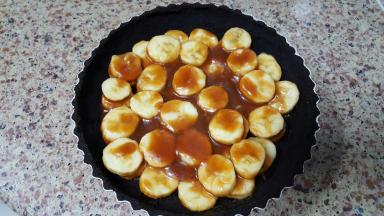 9．将裹好焦糖酱的香蕉片，均匀的放在冷藏好的派底上。