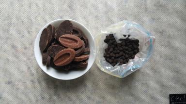 10．准备好巧克力币和耐热的巧克力豆。