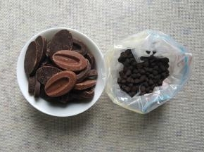 10．准备好巧克力币和耐热的巧克力豆。