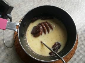 11．将淡奶油加热到微开，关火取下稍晾片刻后加入巧克力币进行混合（巧克力的融化温度在60度左右）。