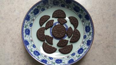 12．奥利奥饼干中的夹心去掉，分成大小不同的块，在盘子里模拟摆放一下自己想要的图案。