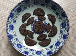 12．奥利奥饼干中的夹心去掉，分成大小不同的块，在盘子里模拟摆放一下自己想要的图案。