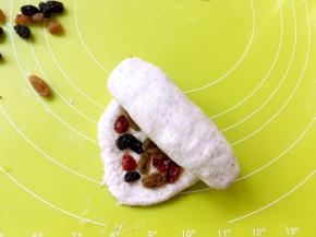 之后从上往下卷起来，卷的时候一定要卷紧些