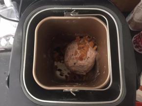 大约10分钟的时候放入葡萄干继续完成揉面程序。