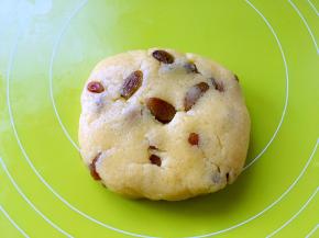 用手揉均匀，不要过度揉，免得黄油会跑油，烤箱预热180度