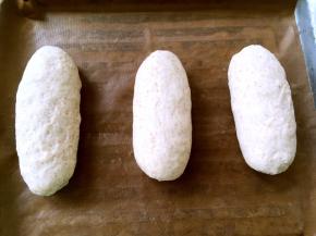 收好收口，收口朝下放在烤盘上，撒点干粉，用刀割出自己喜欢的花纹，放一旁二次发酵至两倍大