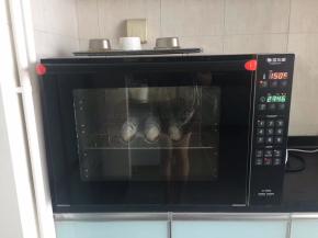 将ukoeoE6050风炉烤箱设定温度为150度、加热时间为25分钟，达到设定温度后会有智能提示音，接下来放入烤盘于中下层进行烘烤，待听到烘烤结束提示音后取出。