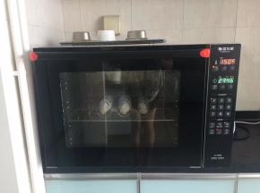 将ukoeoE6050风炉烤箱设定温度为150度、加热时间为25分钟，达到设定温度后会有智能提示音，接下来放入烤盘于中下层进行烘烤，待听到烘烤结束提示音后取出。