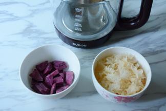 紫薯去皮切小块，银耳提前泡水。