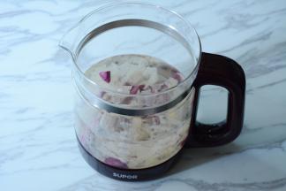 将泡好的银耳撕小朵。放入养生壶，加入紫薯和冰糖。