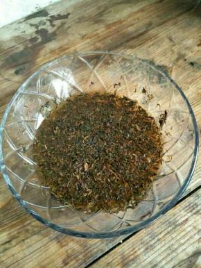 梅干菜泡软，洗净备用。