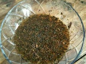 梅干菜泡软，洗净备用。