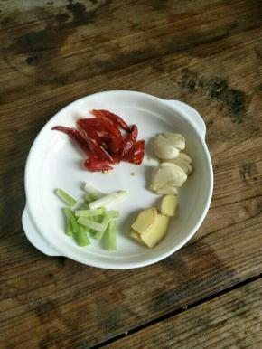 把葱姜蒜干辣椒切下