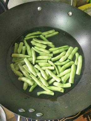 已开的水中加入盐、几滴油，再下四季豆焯水2分钟，捞出来备用。