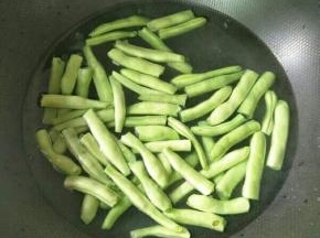 已开的水中加入盐、几滴油，再下四季豆焯水2分钟，捞出来备用。
