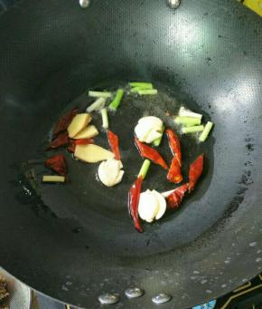 热锅凉油，下葱姜蒜干辣椒小火煸香