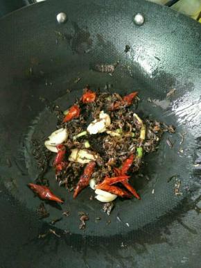 下梅干菜炒出香味