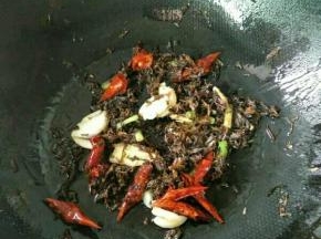 下梅干菜炒出香味