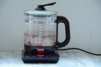 加入适量的水（这里水的多少取决于个人口感，有的人喜欢吃的粘稠一些，有些人喜欢吃的偏稀。但是注意一点是切记不要过多，注意壶身的刻度线）。接通电源选择银耳汤功能。