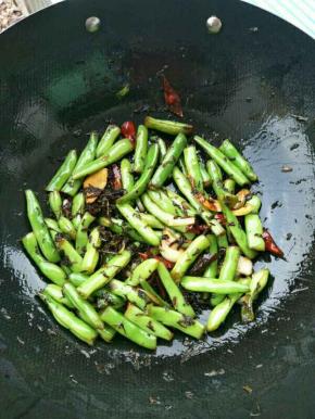 加入生抽炒匀即可