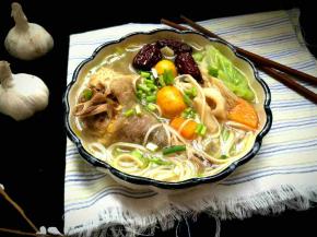 配上一些蔬菜，红枣，温补，又补充营养。