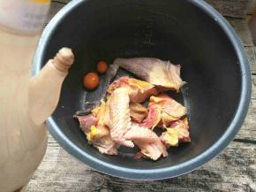 鸡切成块滴几滴醋放入锅中