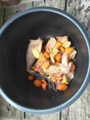 放上胡萝卜和生姜