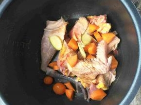 放上胡萝卜和生姜