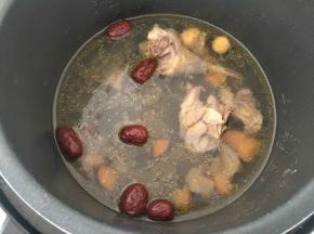 一个半小时后，撒上红枣，煮5～6分钟