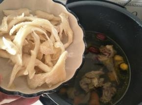 撒上蘑菇煮一分钟左右