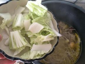 加上白菜，大火煮开
