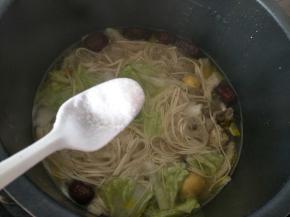 加入适量的盐，煮一分钟出锅