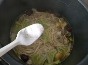 加入适量的盐，煮一分钟出锅