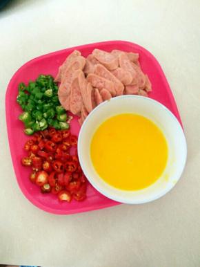 鸡蛋打散，青红椒、热狗切下。