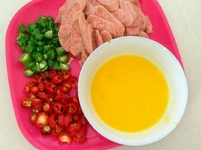 鸡蛋打散，青红椒、热狗切下。