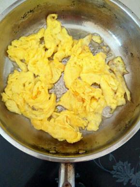 热锅热油，下蛋液炒成型，盛出备用。
