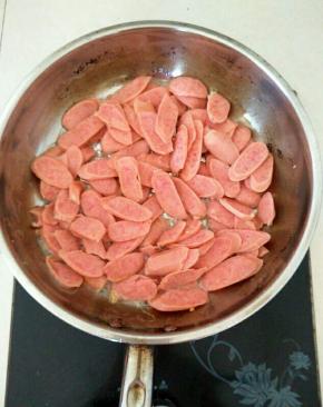 热锅凉油，下热狗。