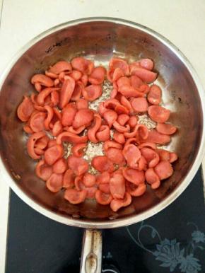 中小火炒至卷起