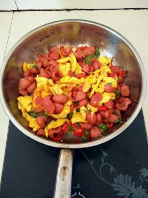 再加入盐、炒好的鸡蛋炒匀即可