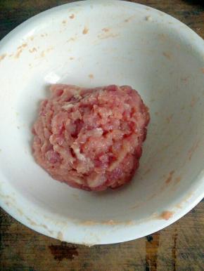 猪肉切未，加入料酒、一半的盐搅打上劲(没加淀粉口感更好)