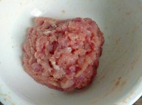 猪肉切未，加入料酒、一半的盐搅打上劲(没加淀粉口感更好)