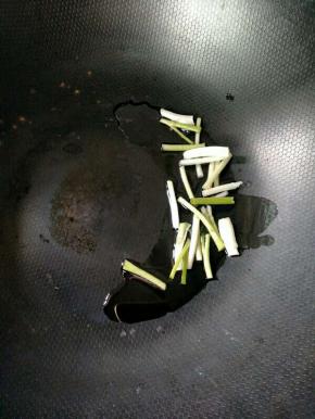 热锅凉油，下葱白小火煸香。